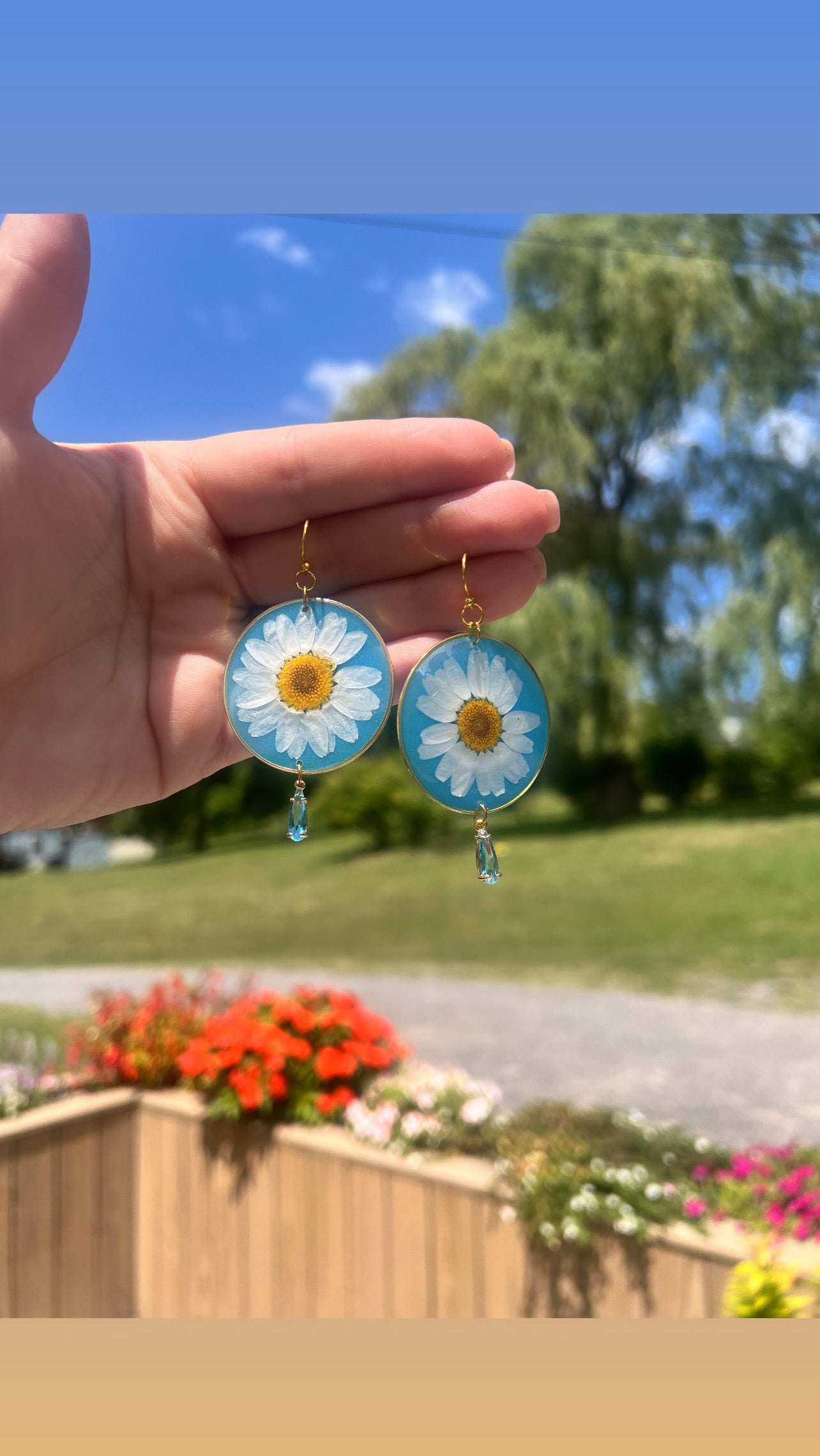 White daisies with blue background and crystal teardrop pendants