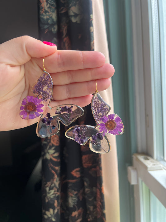 Butterfly Dangle| Purple Daisy, Baby’s Breath, Queen Anns Lace
