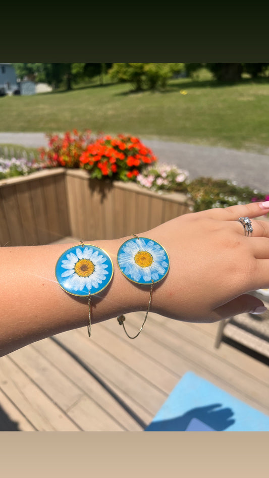 Blue with white daisies. Adjustable silver bracelet.