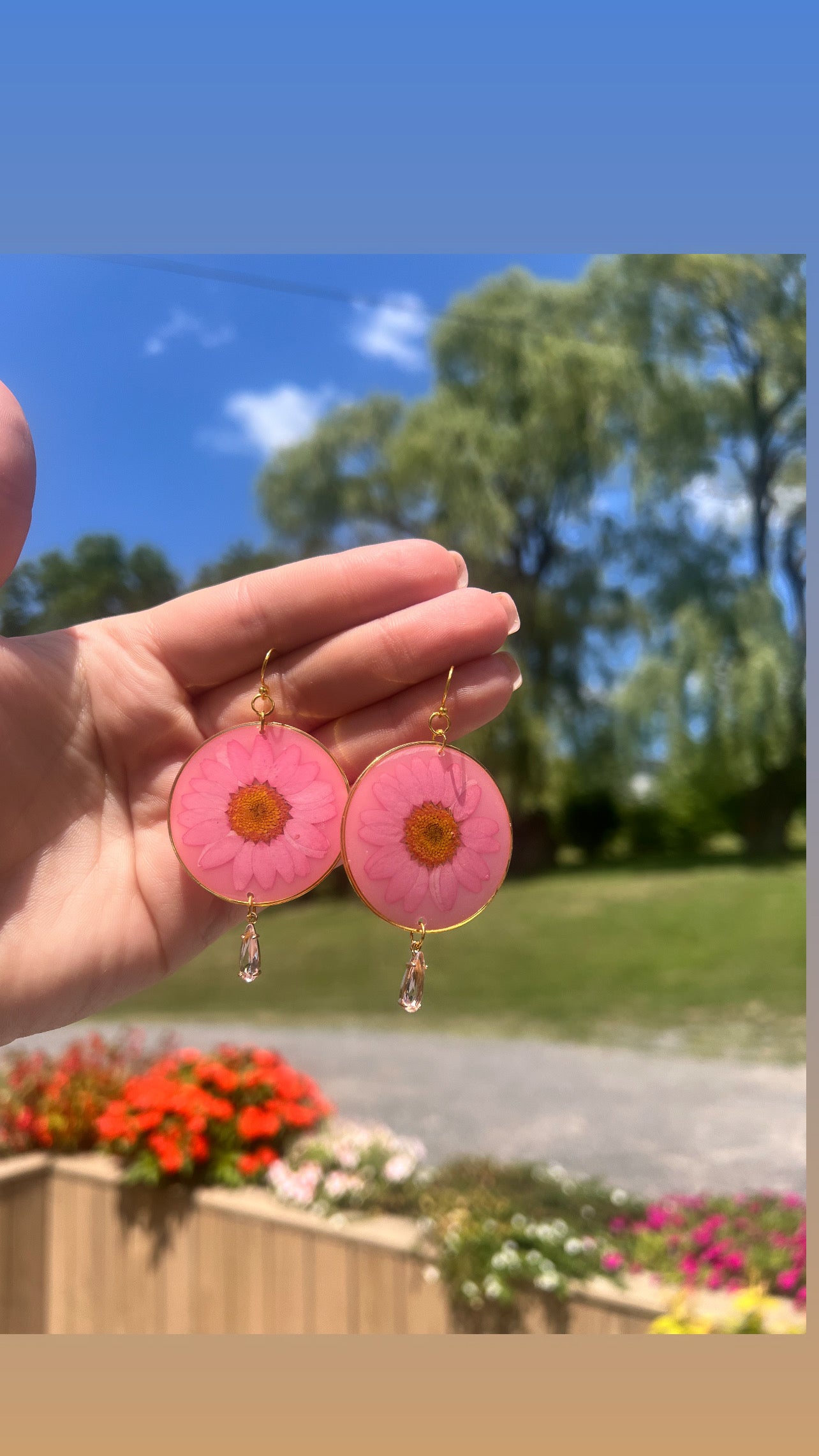 Light pink daisies with crystal teardrop pendants